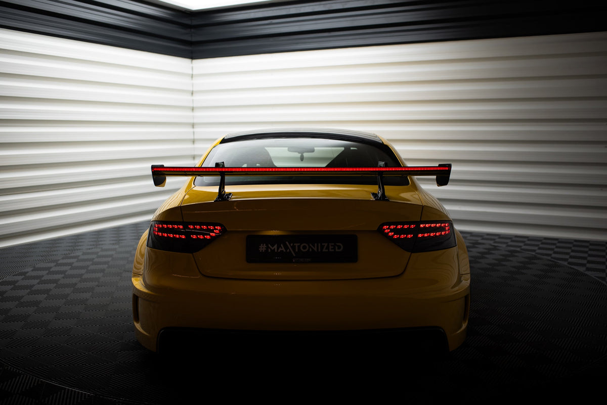 Kolfiberspoiler med övre swan-fäste + LED för Audi A5 Coupe 8T