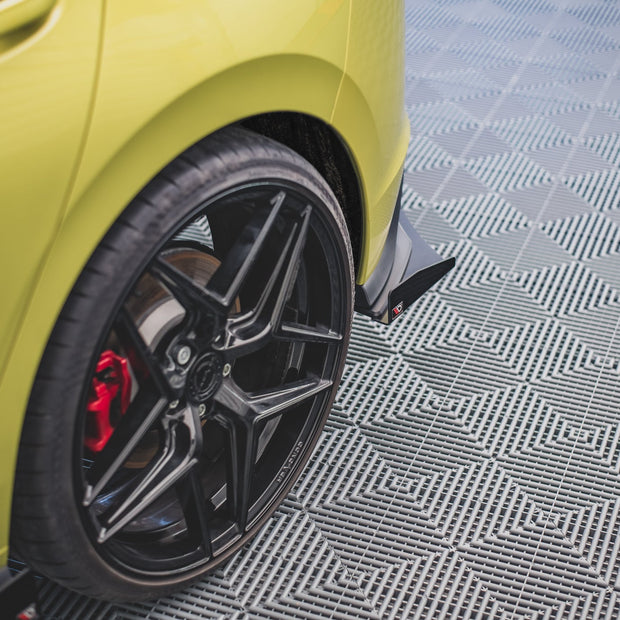 Street Pro Bakre Sidosplitters + Flaps för Volkswagen Golf GTI Clubsport Mk8