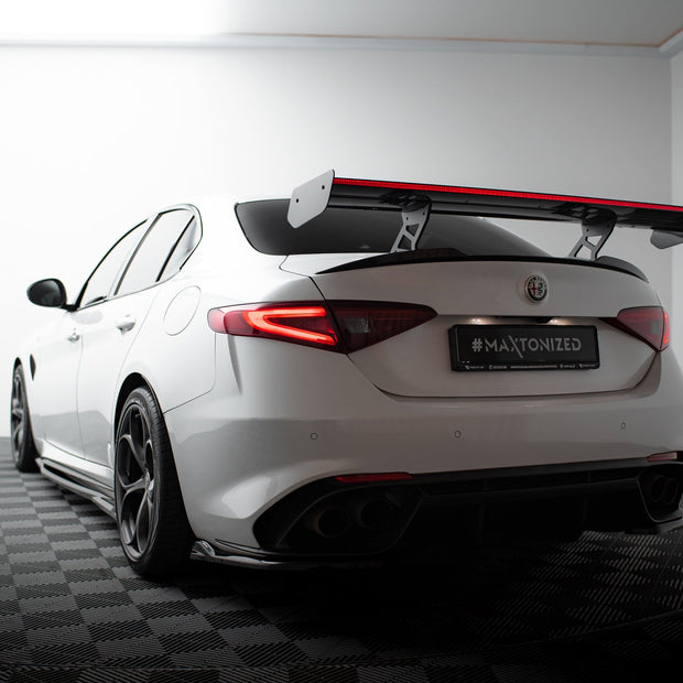 Kolfiberspoiler + LED för Alfa Romeo Giulia Quadrifoglio