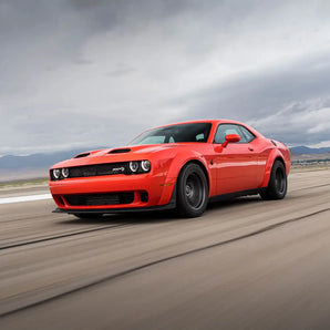 Dodge challenger srt 2020 fotad på motorväg