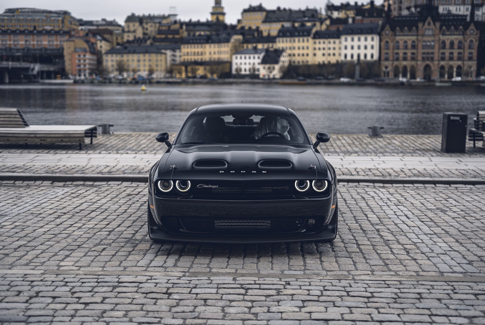 En dodge challenger srt black ghost edition 