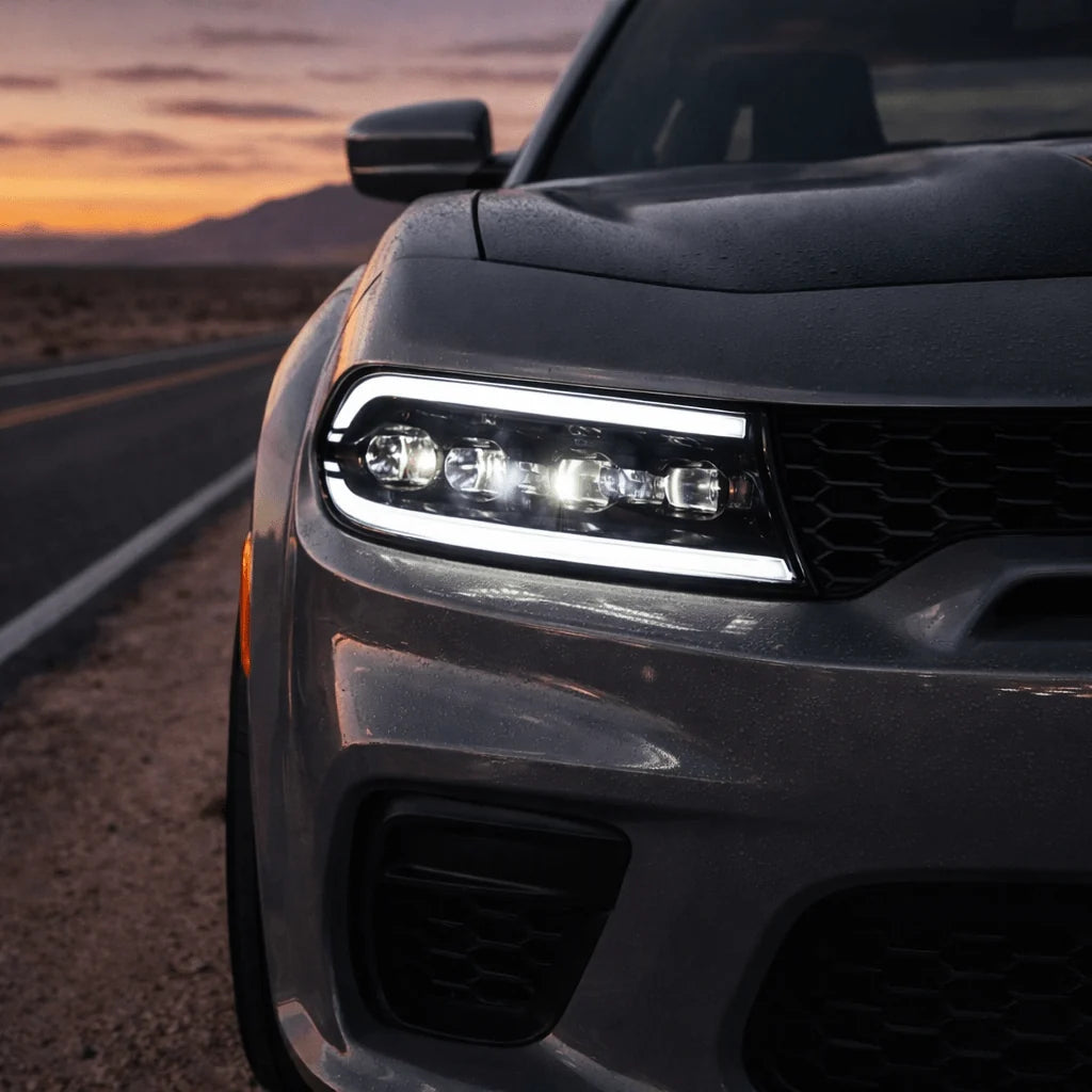 En närbild på dodge charger strålkastare