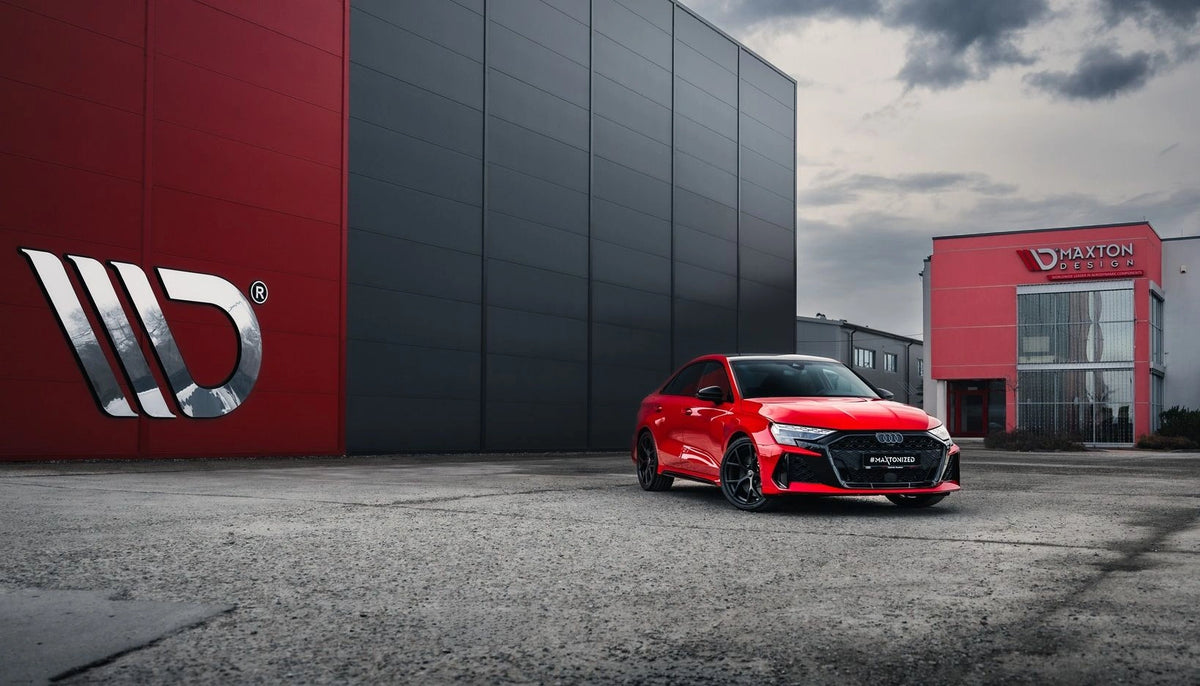 En röd audi rs3 som står utanför maxton design