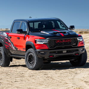 En Dodge ram TRX ute i öknen