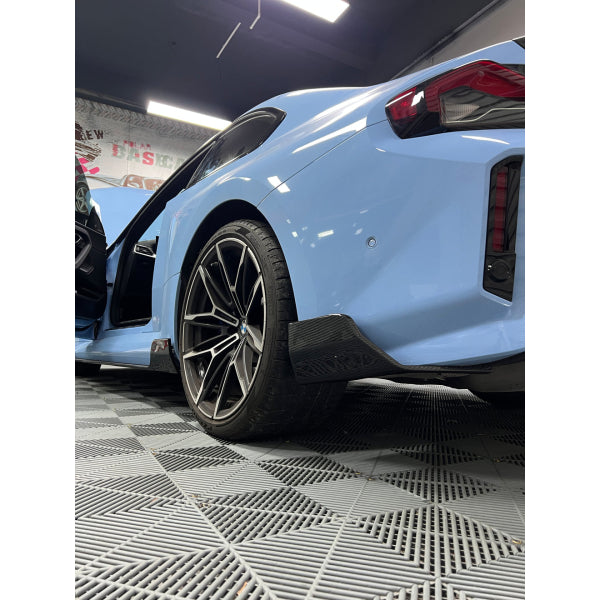 Sidosplitters till bakre stötfångaren i pre-preg carbon för BMW M2 G87