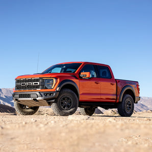 En ford f150 ute i öknen fotad lågt