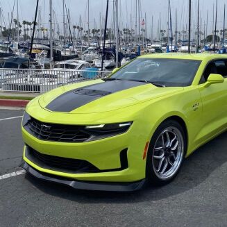 Frontläpp V2-stil blanksvart – Chevrolet Camaro 2016-2023