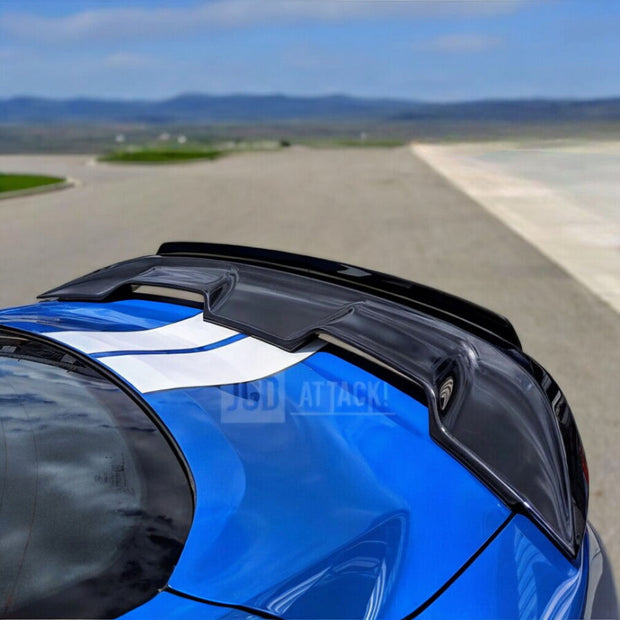 Bakvinge – GT500/MACH1 Style + Gurney Flap-list – Gloss Black – Ford Mustang 2015-2023