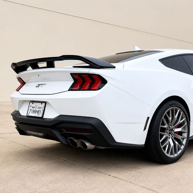 Bakvinge – PERFORMANCE – Gloss Black – Ford Mustang 2024-2026 Fastback