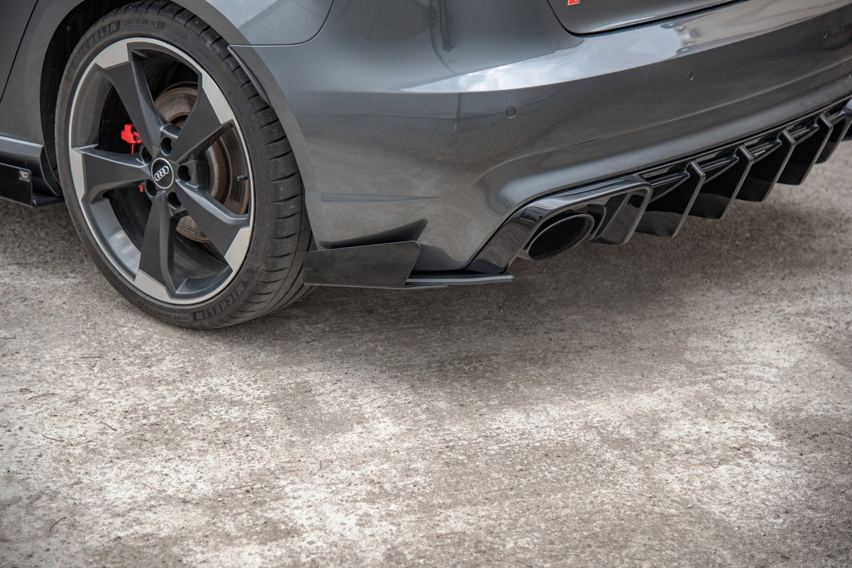 Street Pro Bakre Sidosplitters + Flaps för Audi RS3 8V Sportback