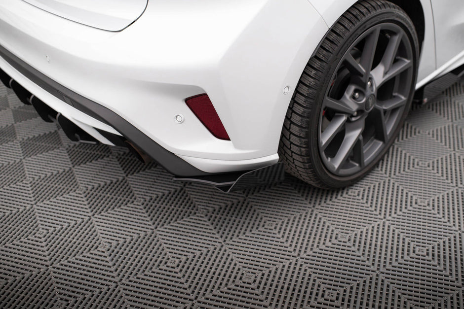 Street Pro Bakre Sidosplitters + Flaps för Ford Focus ST Mk4