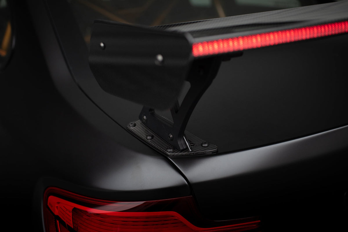 Kolfiberspoiler med yttre fästen + LED för BMW M2 F87 / 2 / 2 M-Pack F22