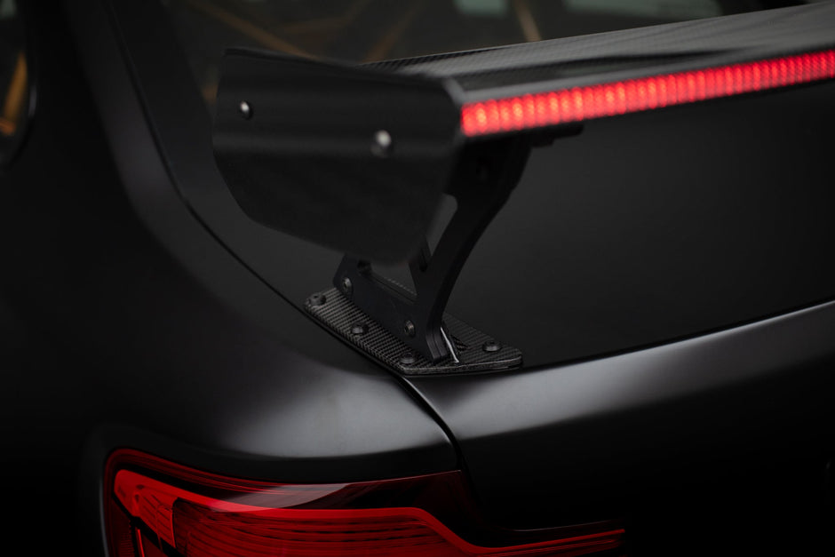 Kolfiberspoiler med yttre fästen + LED för BMW M2 F87 / 2 / 2 M-Pack F22