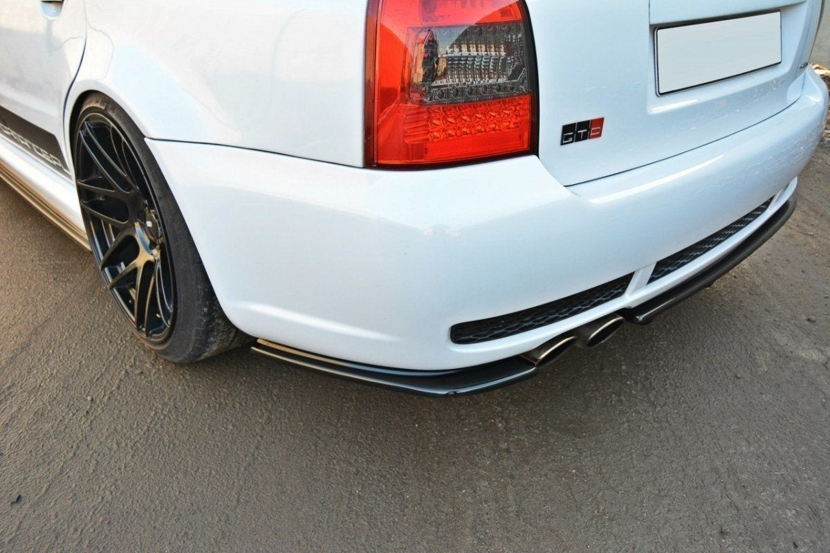 Bakre Splitter för Audi RS4 Avant B5 (with a vertical bar)