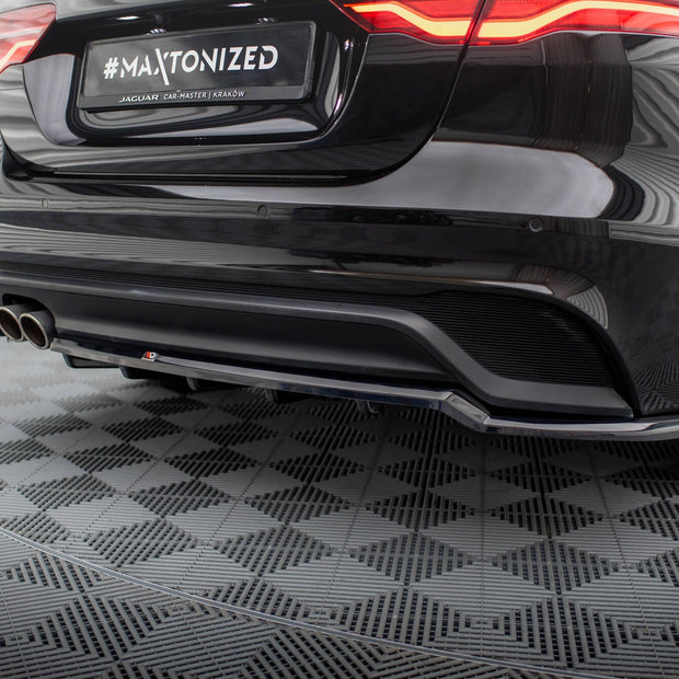 Bakre Splitter (With Vertical Bars) för Jaguar XE X760 Facelift
