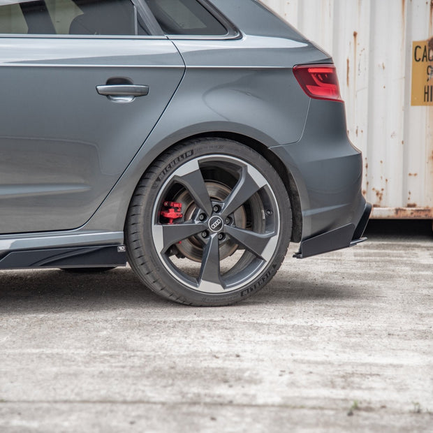 Street Pro Bakre Sidosplitters + Flaps för Audi RS3 8V Sportback