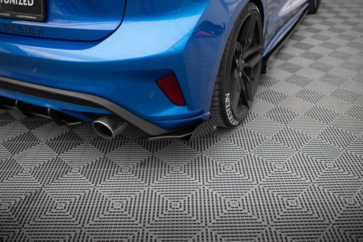 Street Pro Bakre Sidosplitters + Flaps för Ford Focus ST Mk4