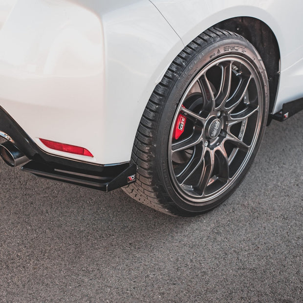 Street Pro Bakre Sidosplitters + Flaps för Toyota GR Yaris Mk4