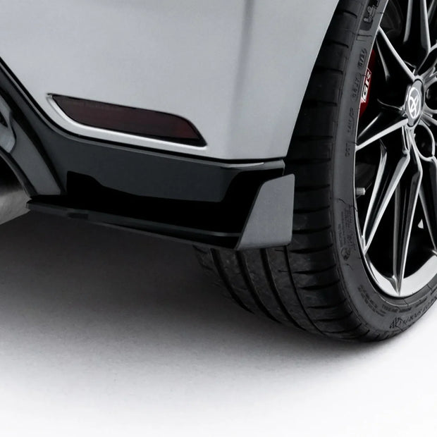 Street Pro Bakre Sidosplitters + Flaps för Toyota GR Yaris Mk4 Facelift