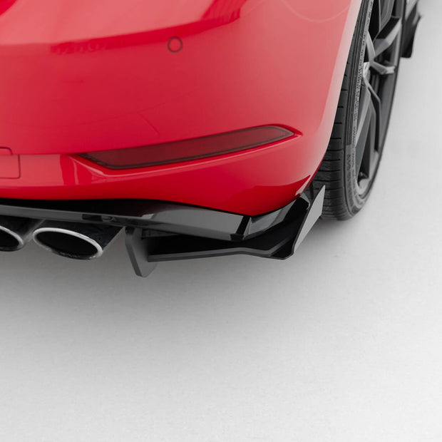 Street Pro Bakre Sidosplitters + Flaps för Volkswagen Golf Mk7 R Facelift