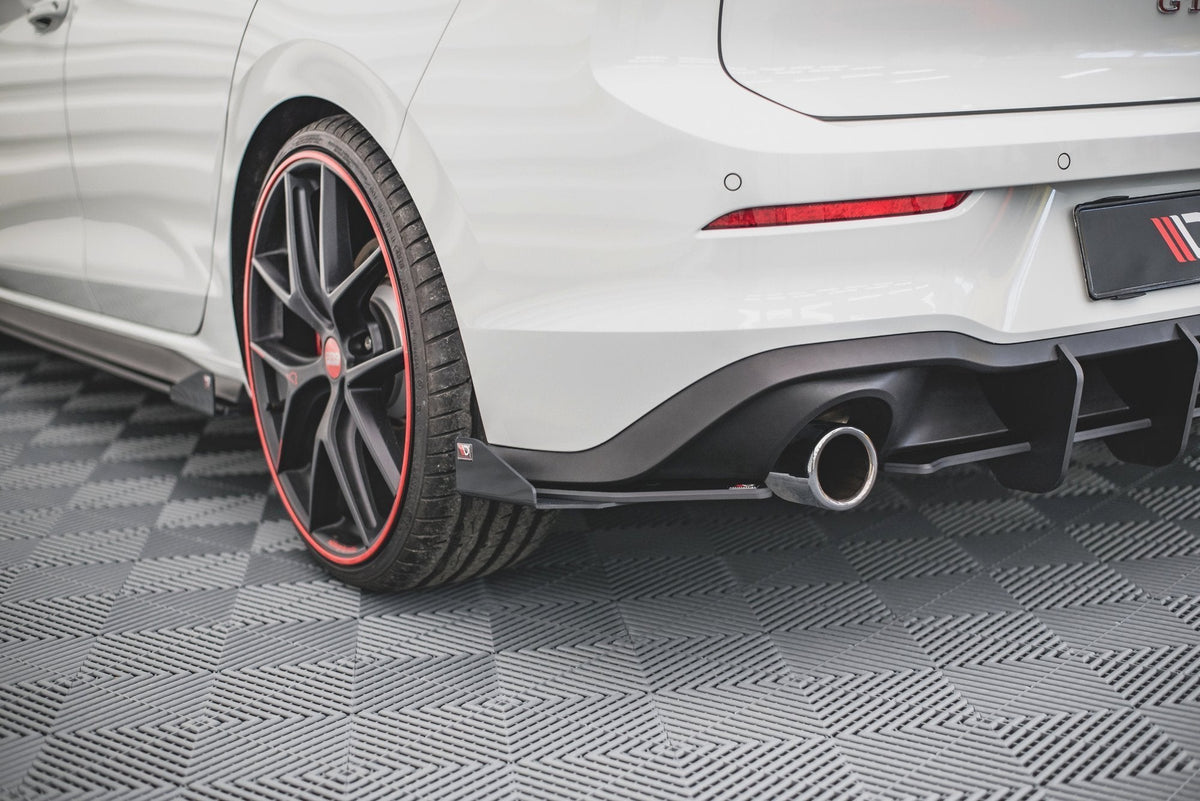 Street Pro Bakre Sidosplitters + Flaps för Volkswagen Golf GTI / GTE / R-Line Mk8