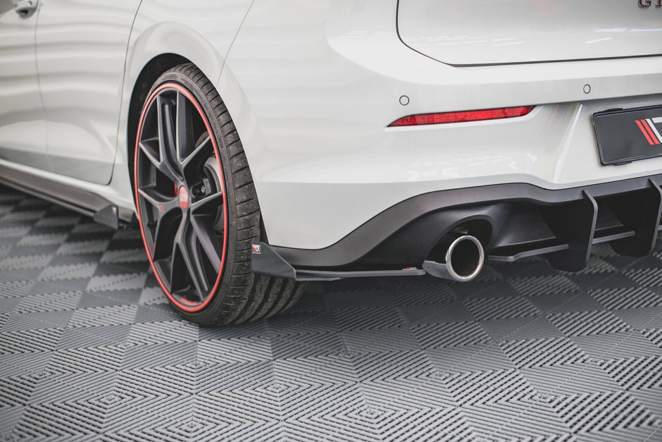Street Pro Bakre Sidosplitters + Flaps för Volkswagen Golf GTI / GTE / R-Line Mk8