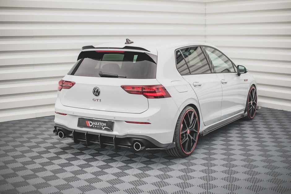 Street Pro Bakre Sidosplitters + Flaps för Volkswagen Golf GTI / GTE / R-Line Mk8