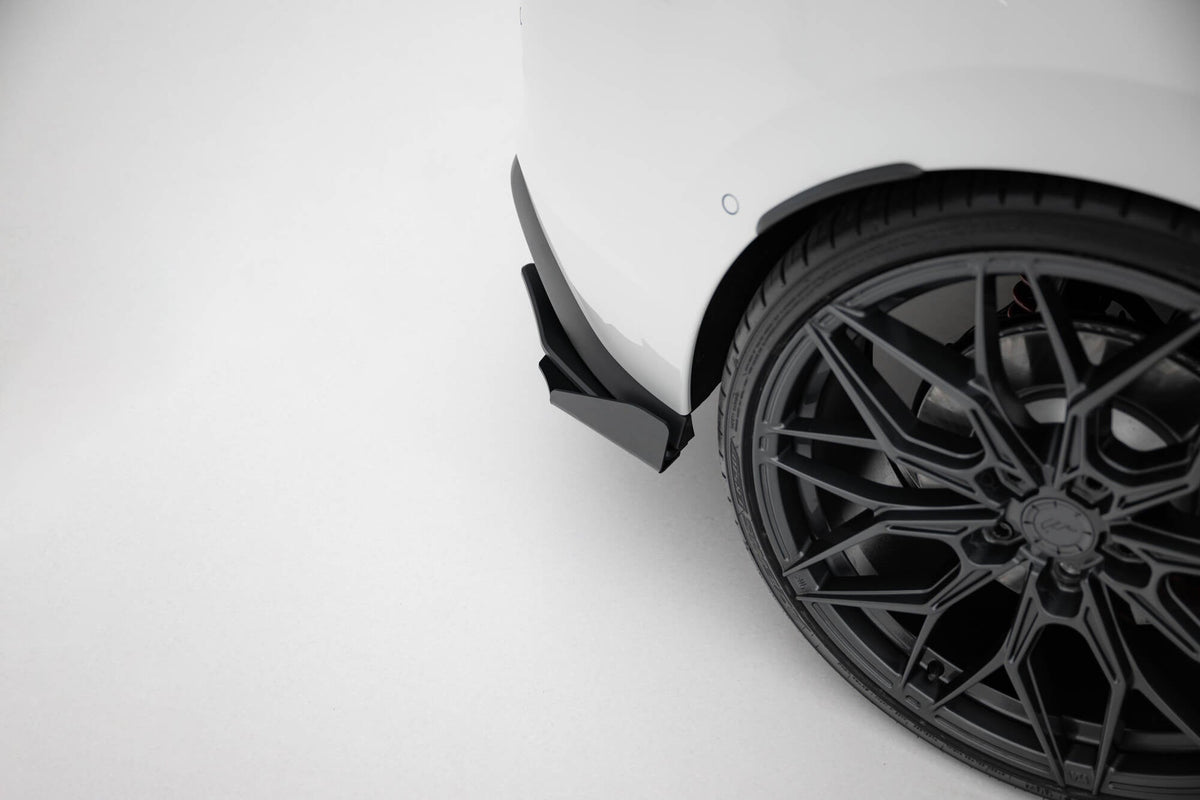 Street Pro Bakre Sidosplitters + Flaps för Volkswagen Golf GTI / GTE / R-Line Mk8