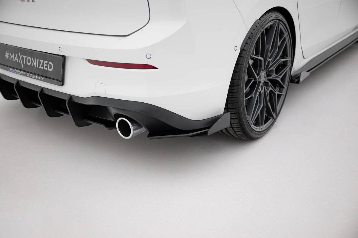 Street Pro Bakre Sidosplitters + Flaps för Volkswagen Golf GTI / GTE / R-Line Mk8