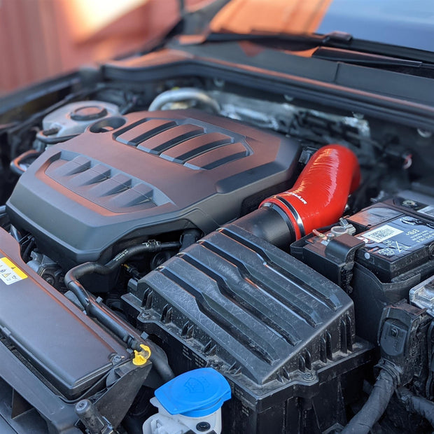 Ramair Insugsrör i silikon – VW Golf Mk8 GTI 2.0 TSI 245 hk (Röd)