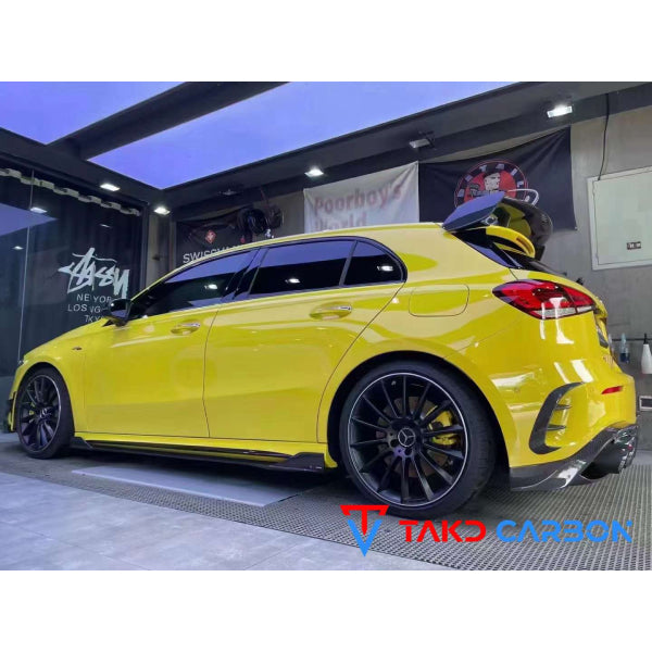 TAKD sidokjolar i Dry Carbon för Mercedes-Benz A35 AMG W177