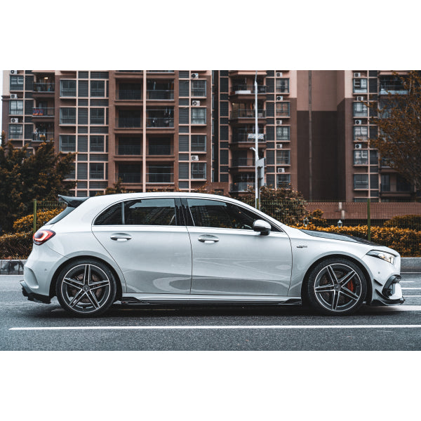 TAKD sidokjolar i Dry Carbon för Mercedes-Benz A45 AMG W177